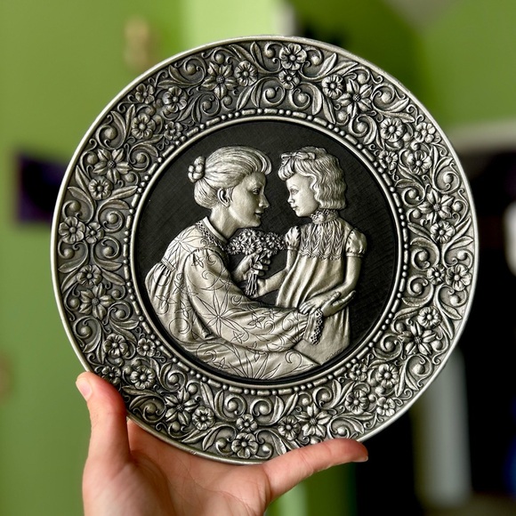VTG Dainty Sculptured Mom & Daughter Heart Warming Round Etched Art Floral Decor - Picture 8 of 8
